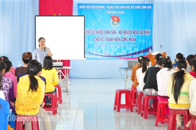 Bác sĩ Phan Thị Thảo – Phó Giám đốc Trung tâm Chăm sóc Sức khỏe Sinh sản tỉnh Bình Thuận, trực tiếp tư vấn cho nữ thanh niên công nhân về sức khỏe sinh sản